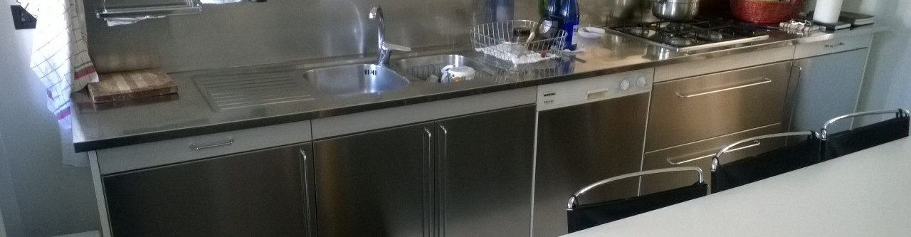 Rinnovo cucina con ante acciaio inox finitura scotch brite. 