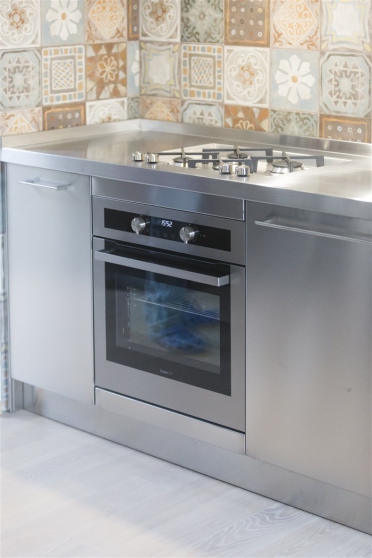 Cucina acciaio inox top bordo salvagoccia. 