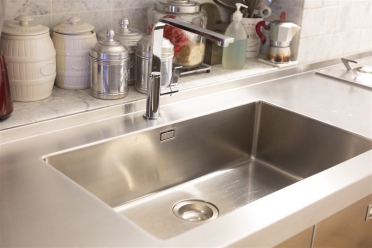 Rinnovo cucina con nuovo top acciaio inox. 