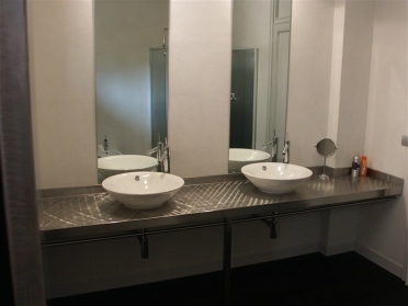 Arredo bagno acciaio spazzolato. 